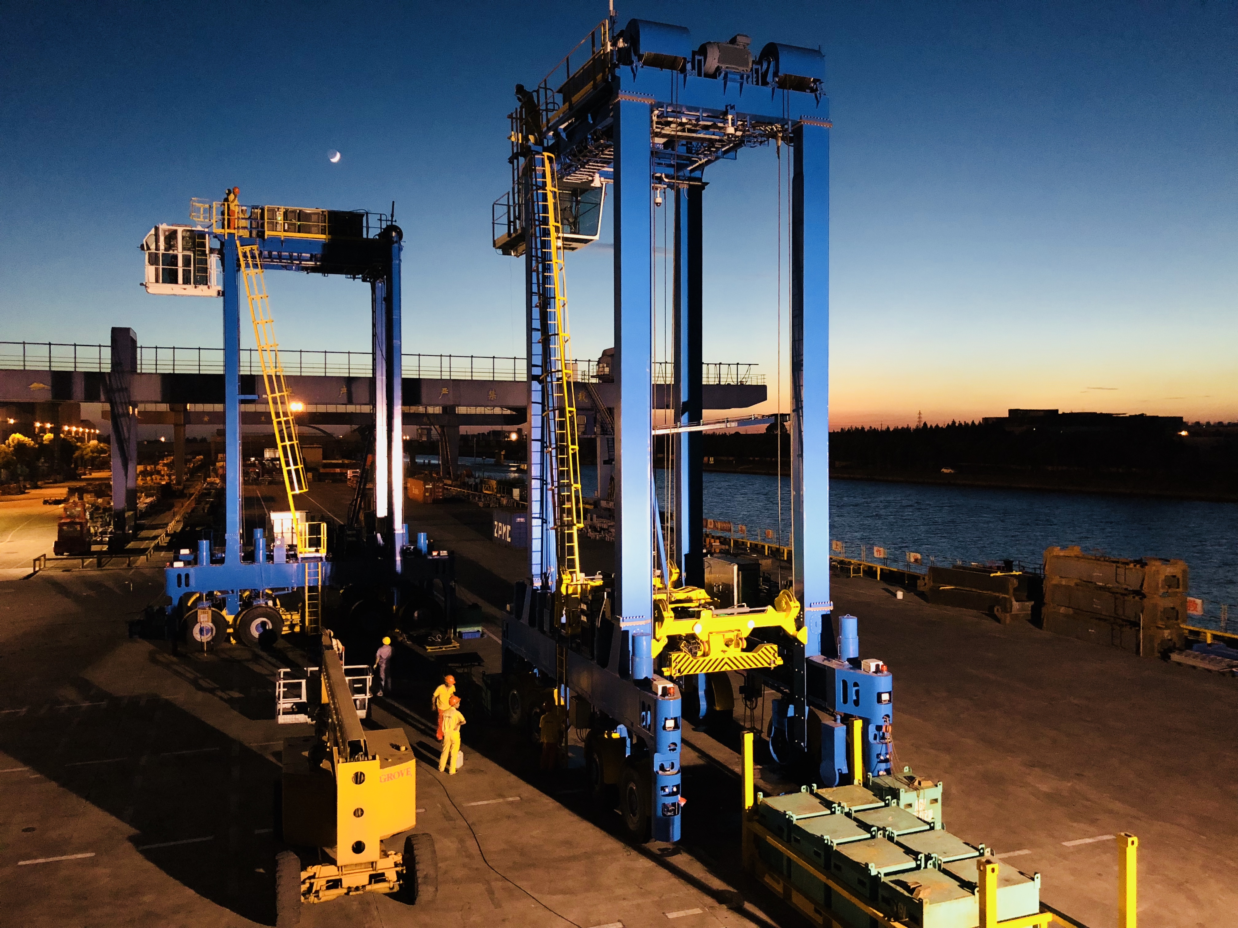 First contract on intelligent straddle carrier by ZPMC